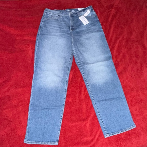 Old Navy Denim - Old Navy Women’s Sky-Hi Straight Leg Denim Jeans
Secret slim pockets 
Size: 14
